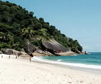 Conheça a Praia Brava em Búzios: Um Refúgio Natural