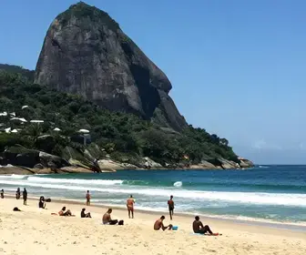 Descubra a Encantadora Praia de João Fernandinho em Búzios