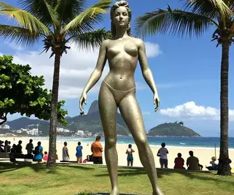 Escultura da Brigitte Bardot em Búzios: Um Marco da Cidade Escultura da Brigitte Bardot em Búzios: Um Marco da Cidade