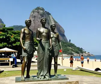 Escultura dos Três Pescadores: Símbolo de Búzios Escultura dos Três Pescadores: Símbolo de Búzios