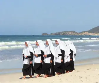 Freiras aproveitam férias em Búzios de hábito religioso